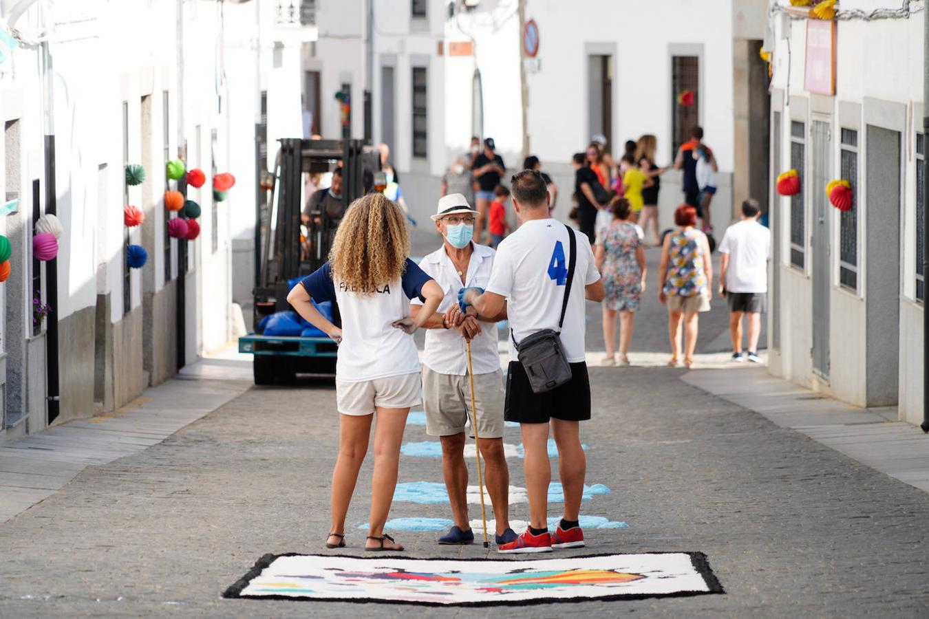 Las alfombras por San Roque de Dos Torres, en imágenes