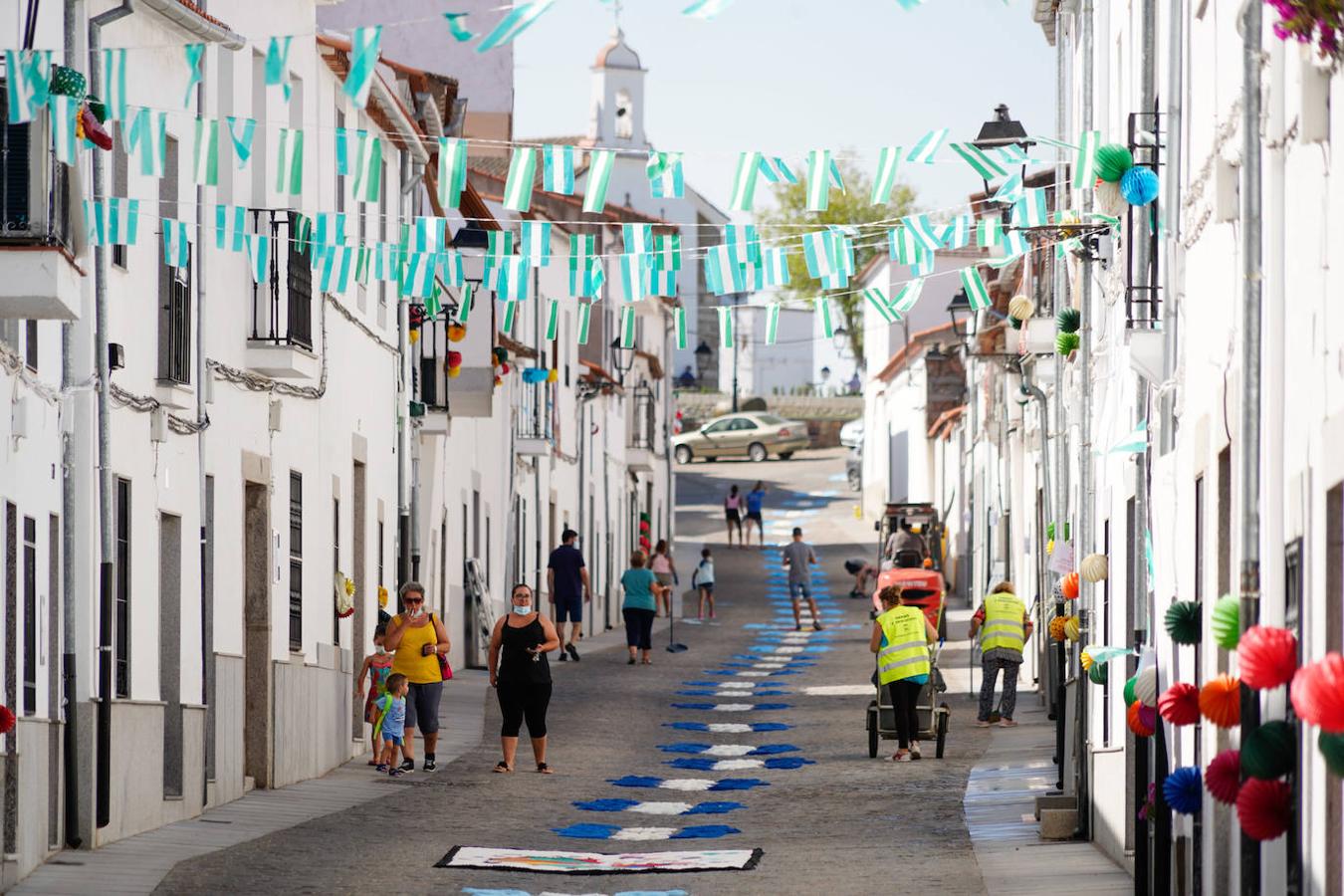 Las alfombras por San Roque de Dos Torres, en imágenes