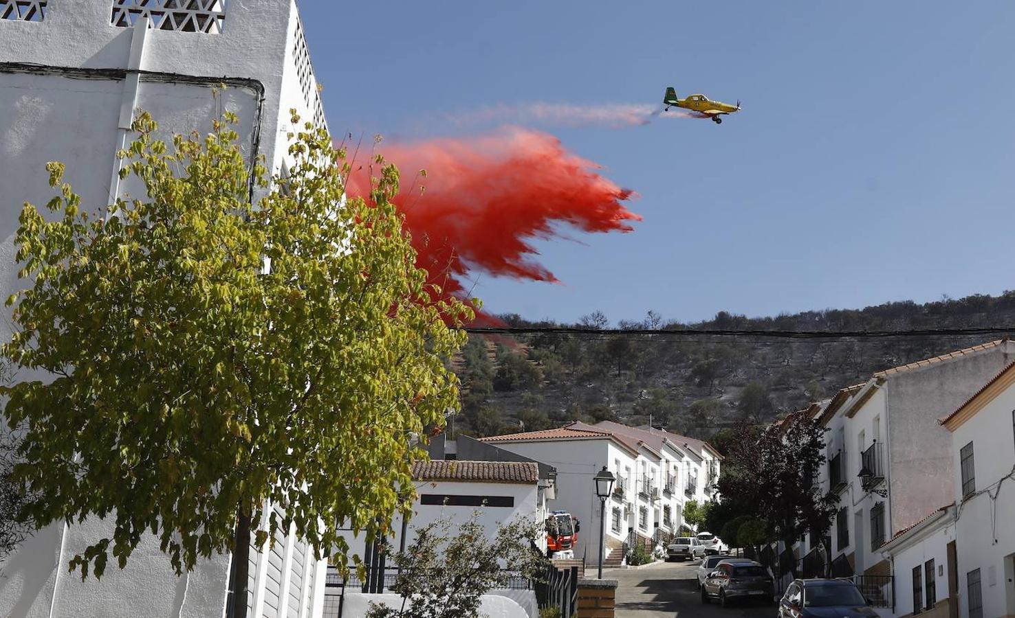 La extinción del incendio forestal de Villaharta, en imágenes