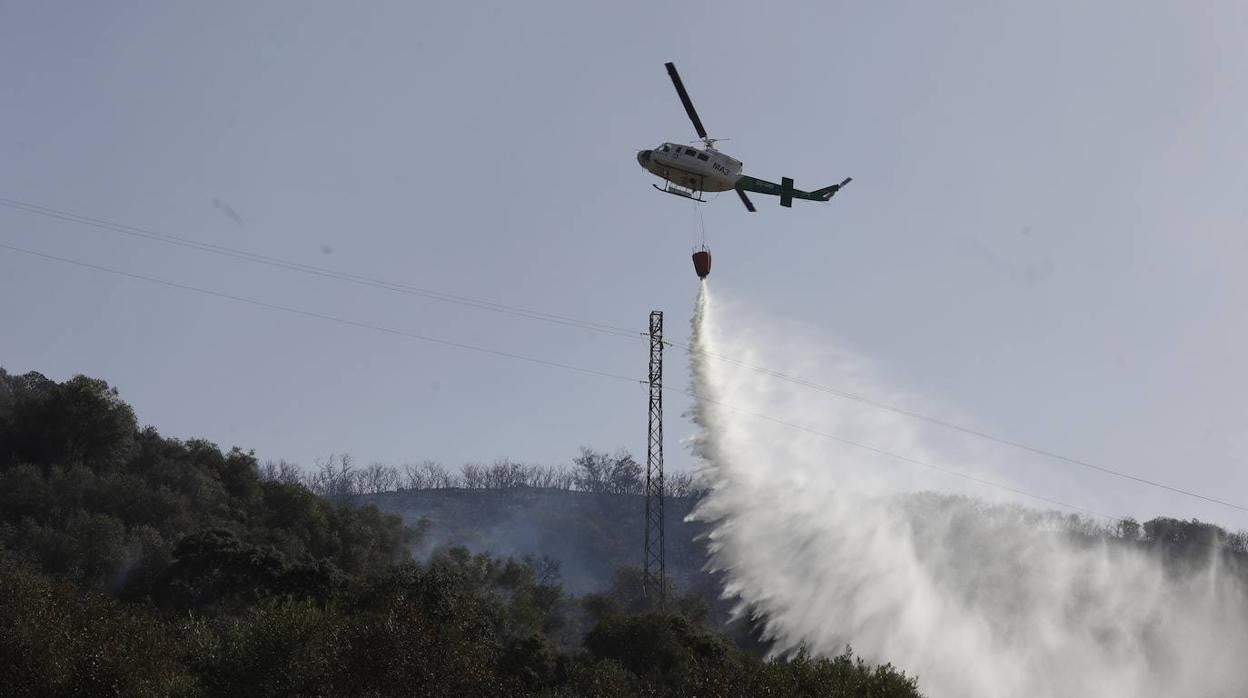 La extinción del incendio forestal de Villaharta, en imágenes