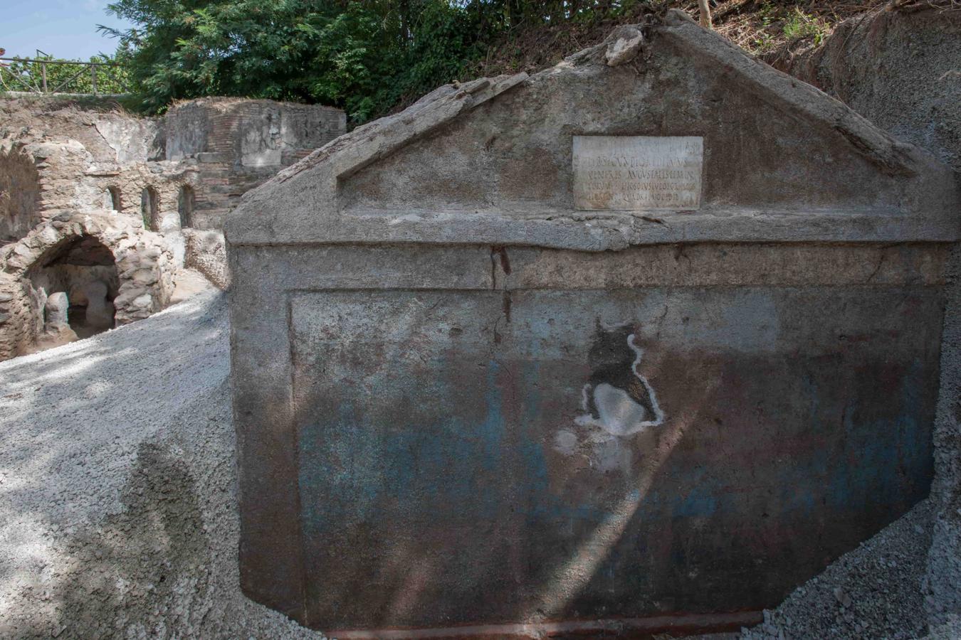 Clave en el descubrimiento ha sido un equipo de la Universidad de Valencia, que trabaja en estas excavaciones desde hace años. El profesor Llorenc Alaport considera que la tumba es una mina de informaciones. 