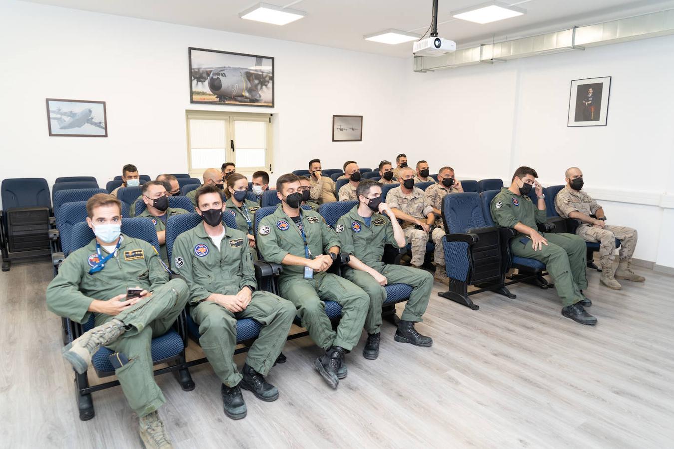 En los aviones, han embarcado equipos del batallón de cooperación Cívico-Militar (CIMIC) del Ejército de Tierra y del Escuadrón de Apoyo al Despliegue Aéreo (EADA) del Ejército del Aire. 