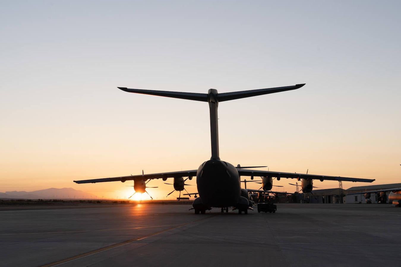 El primer vuelo partió el lunes a las 23:55 y el segundo, el martes a las 9:00. 