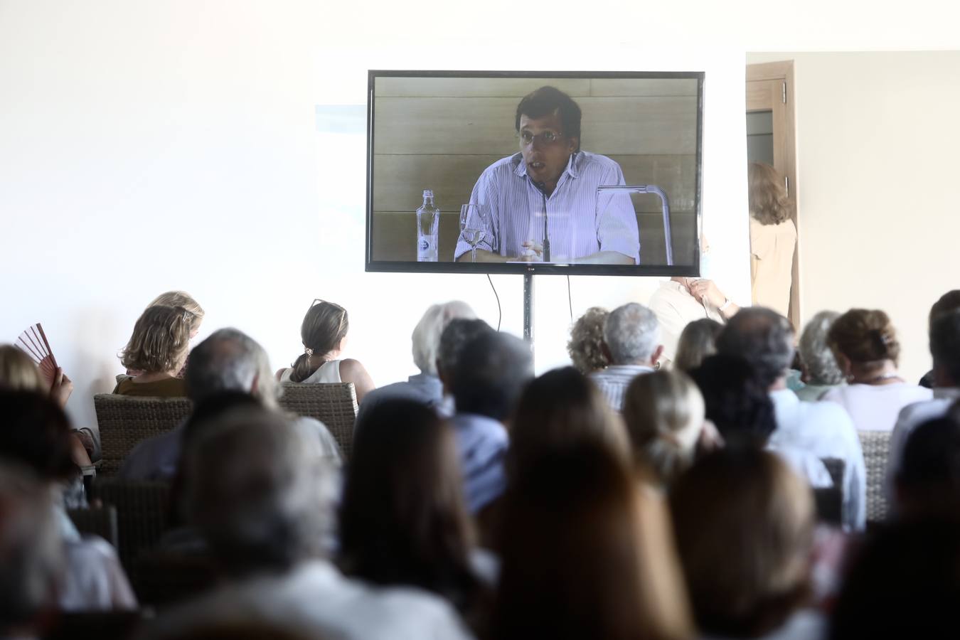 FOTOS: El alcalde de Madrid, Martínez-Almeida, en el ciclo de conferencias Aula de Cultura de Vista Hermosa, en El Puerto