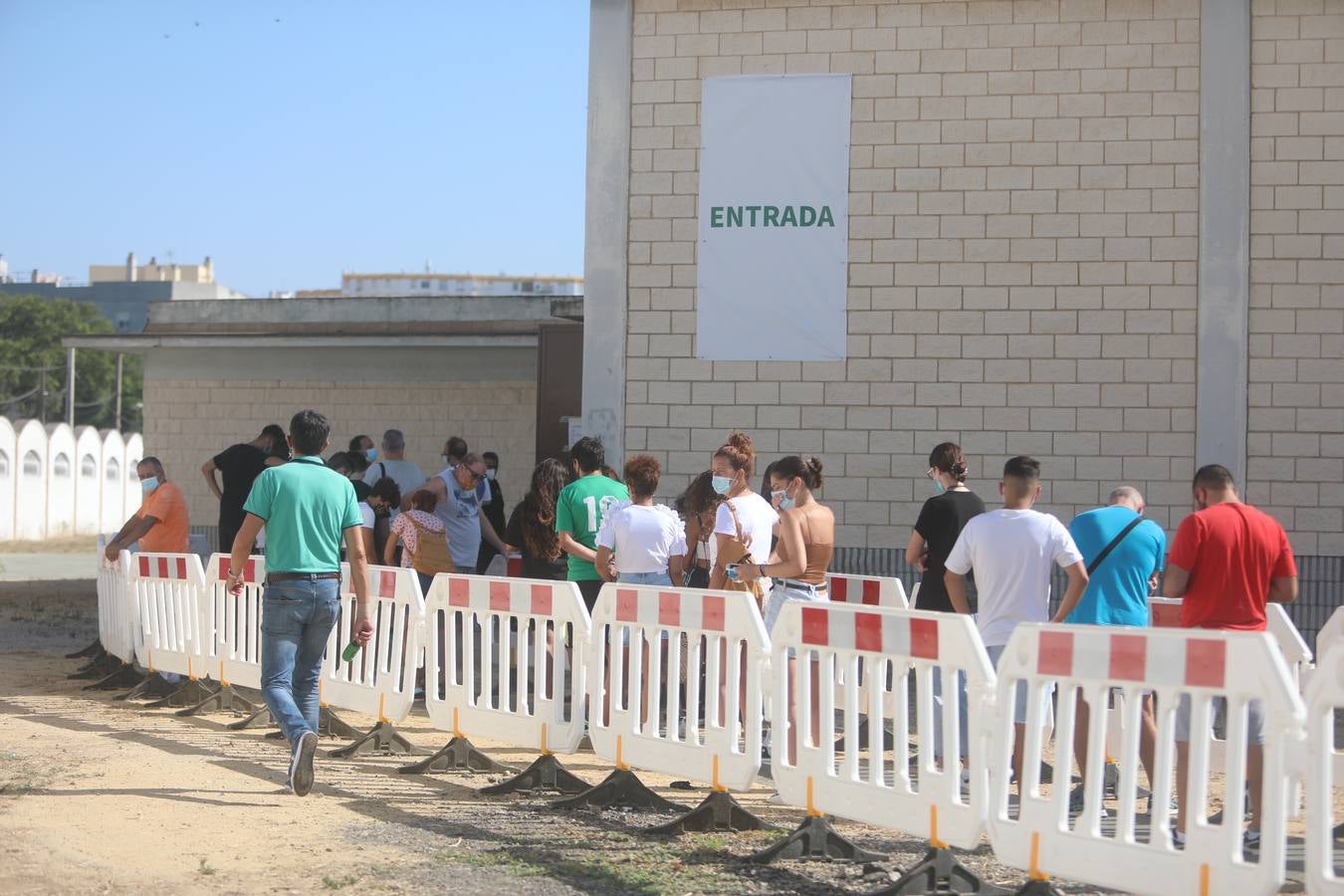 Fotos: Vacunación masiva en Jerez en el Pabellón Polideportivo Vega Veguita