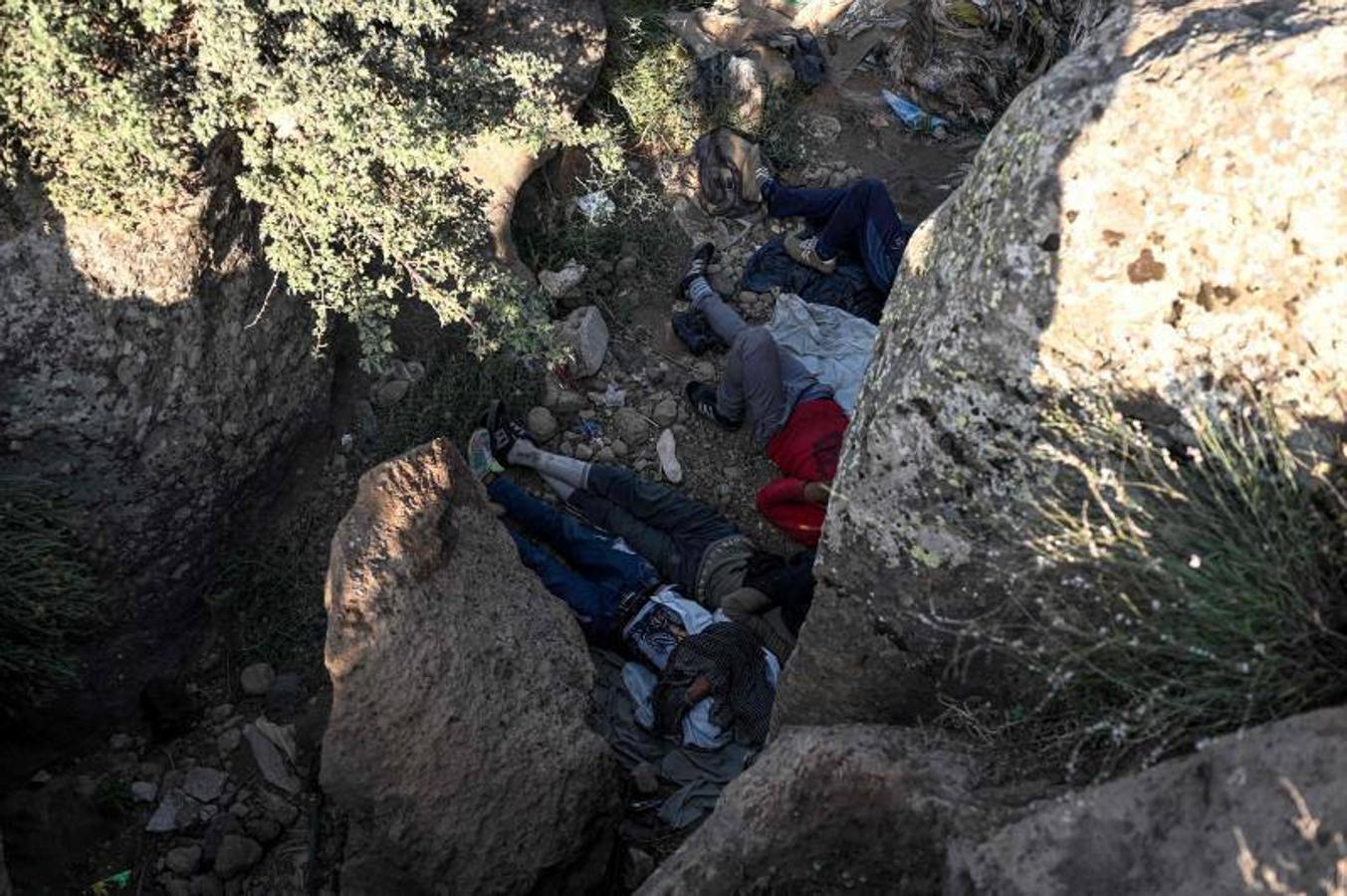 Unas rocas proporcionan un poco de sombra a los caminantes afganos. 