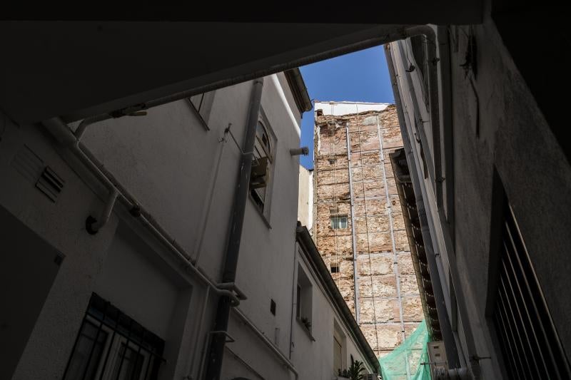 2. En la fotografía puede observarse el edificio que está rehabilitándose y del que se desprendieron los escombros