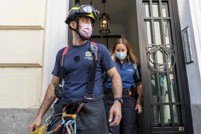 4. Bomberos y Policía, tras inspeccionar cómo ha sido afectada la estructura interna del edificio