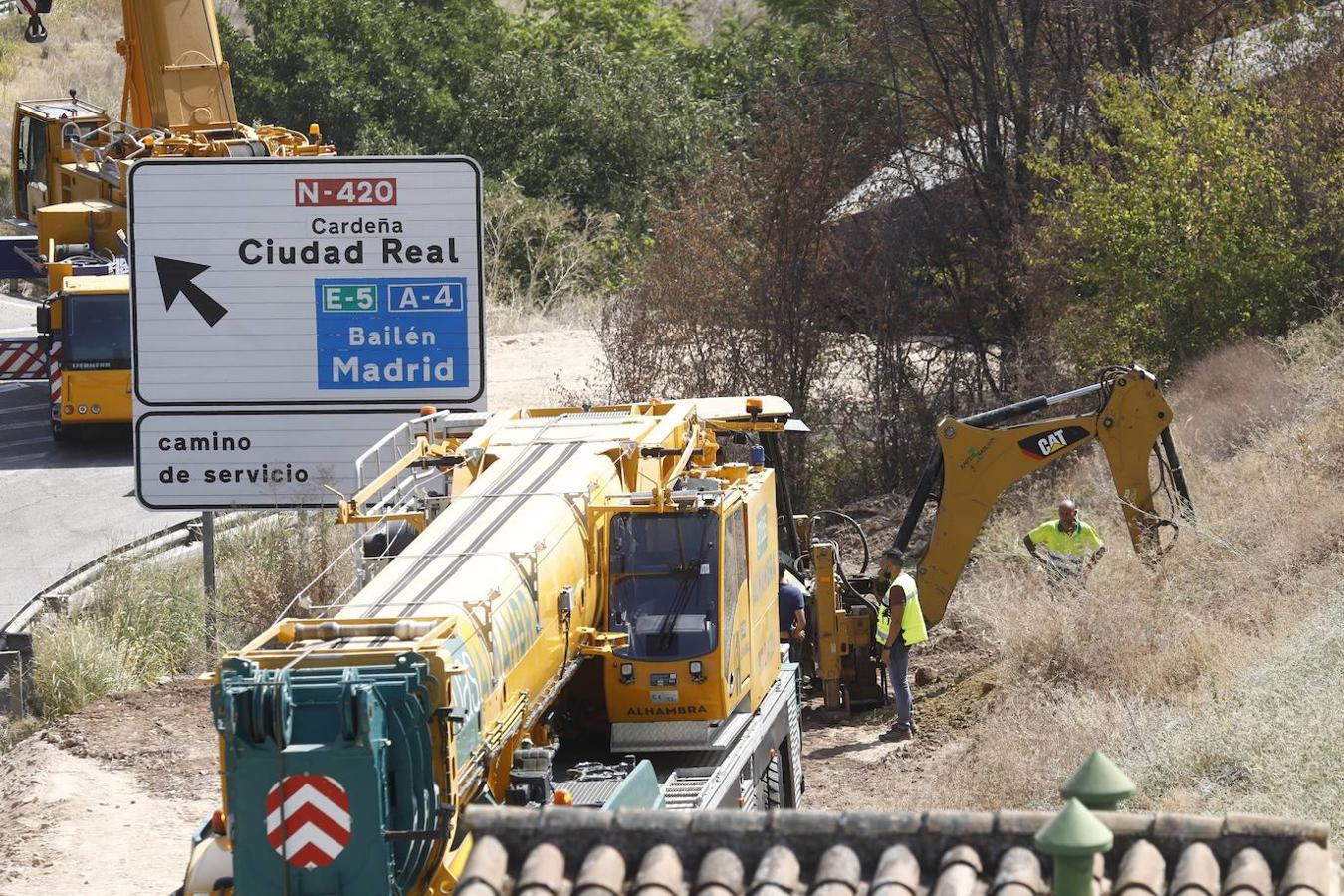 La retirada de los vagones del tren de mercancías en Montoro, en imágenes