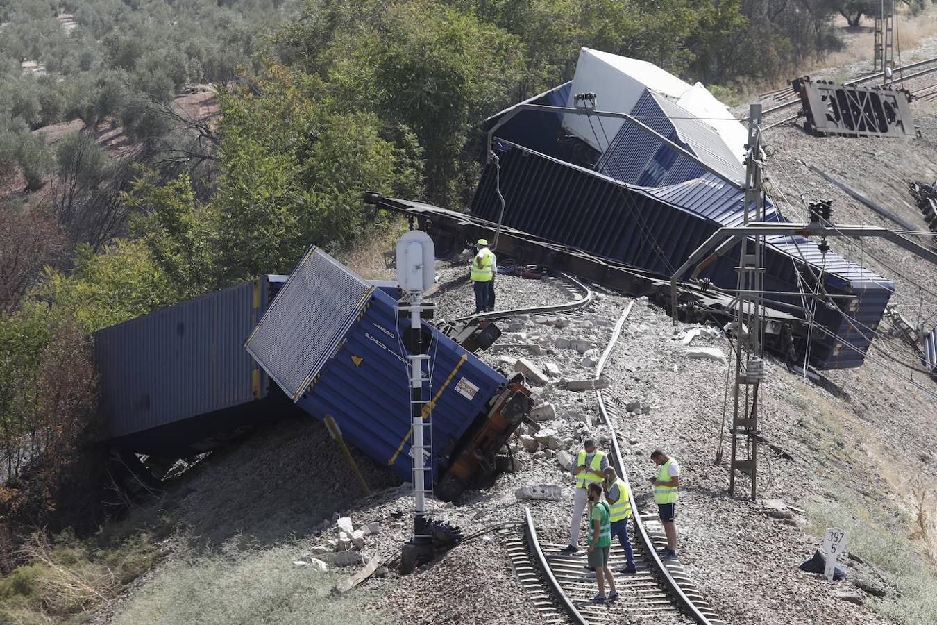 La retirada de los vagones del tren de mercancías en Montoro, en imágenes