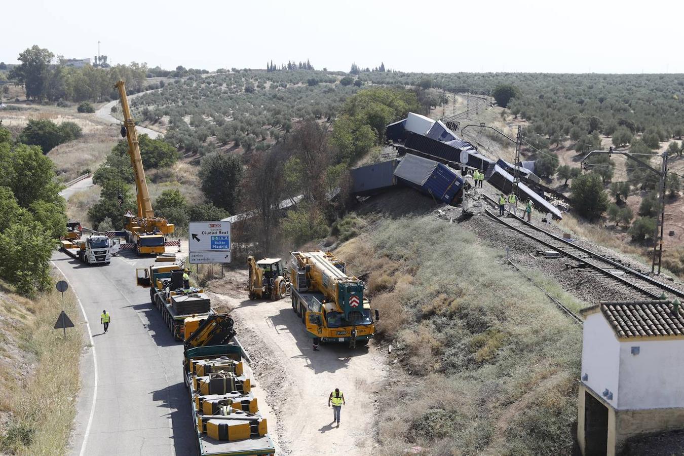 La retirada de los vagones del tren de mercancías en Montoro, en imágenes