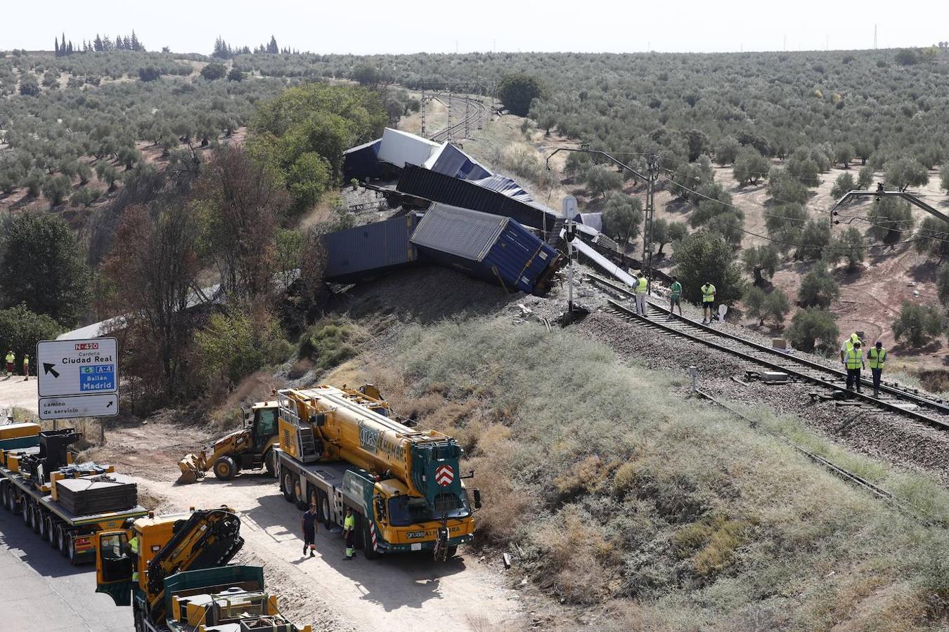 La retirada de los vagones del tren de mercancías en Montoro, en imágenes