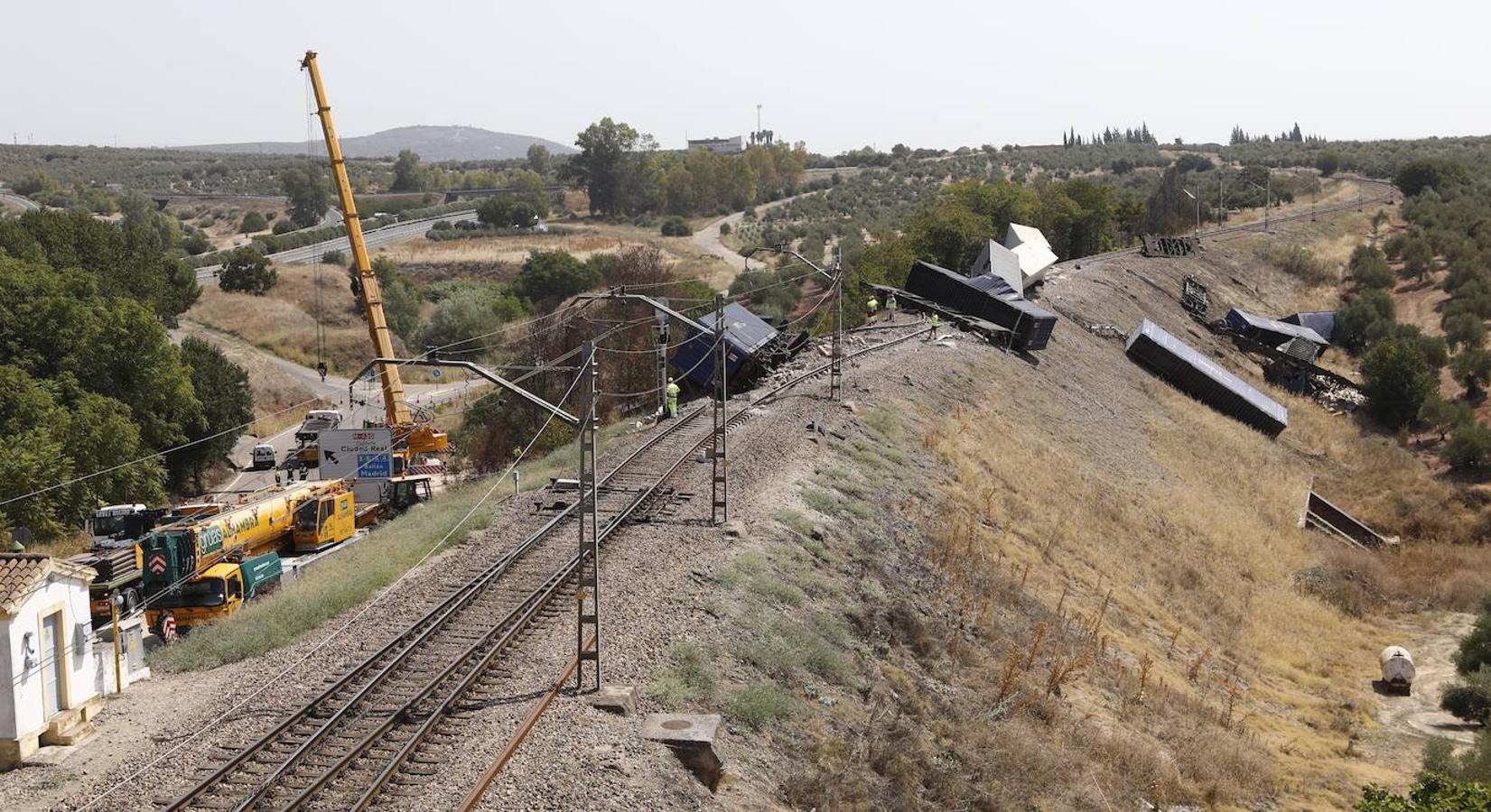 La retirada de los vagones del tren de mercancías en Montoro, en imágenes