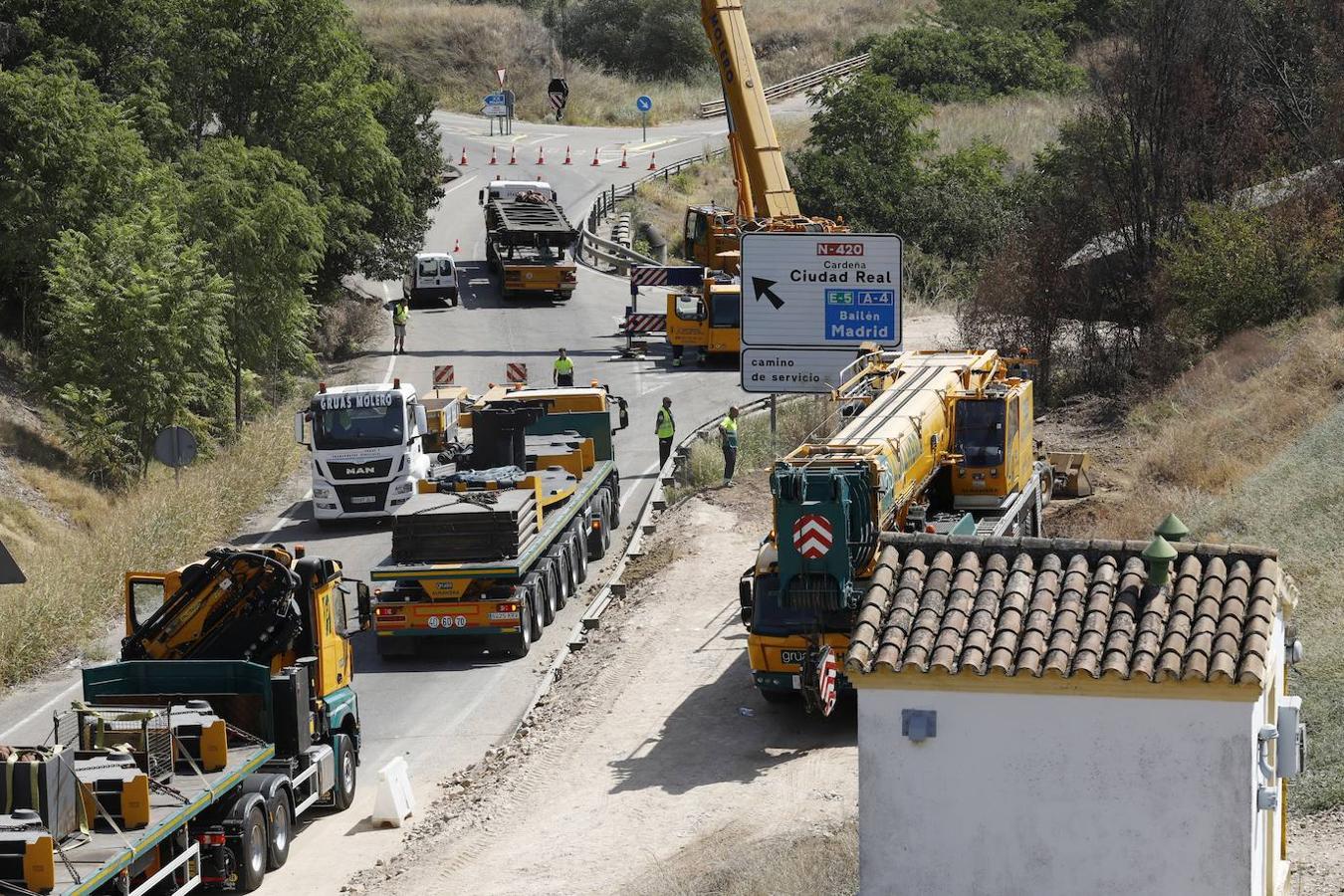 La retirada de los vagones del tren de mercancías en Montoro, en imágenes