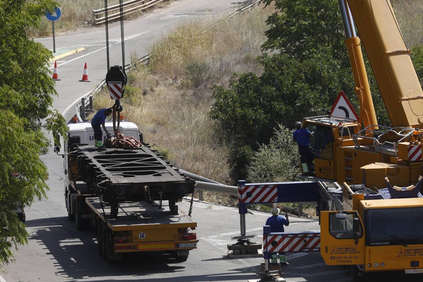 La retirada de los vagones del tren de mercancías en Montoro, en imágenes