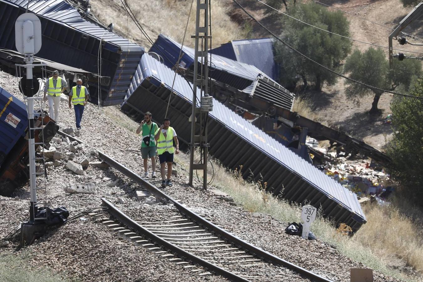 La retirada de los vagones del tren de mercancías en Montoro, en imágenes