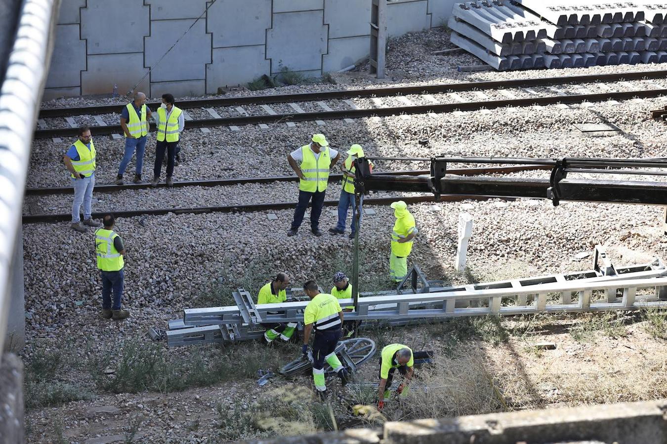 La retirada de los vagones del tren de mercancías en Montoro, en imágenes