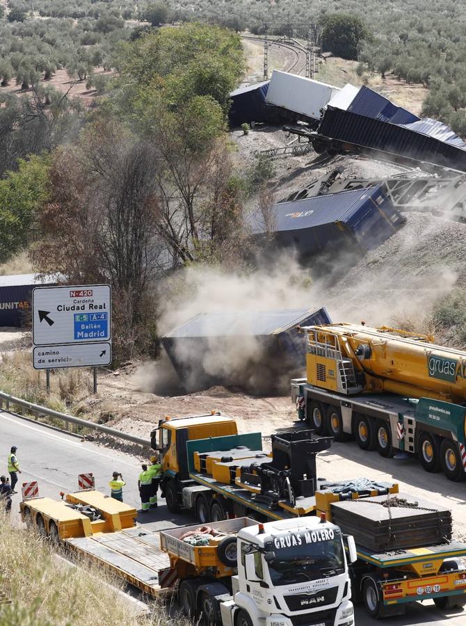 La retirada de los vagones del tren de mercancías en Montoro, en imágenes