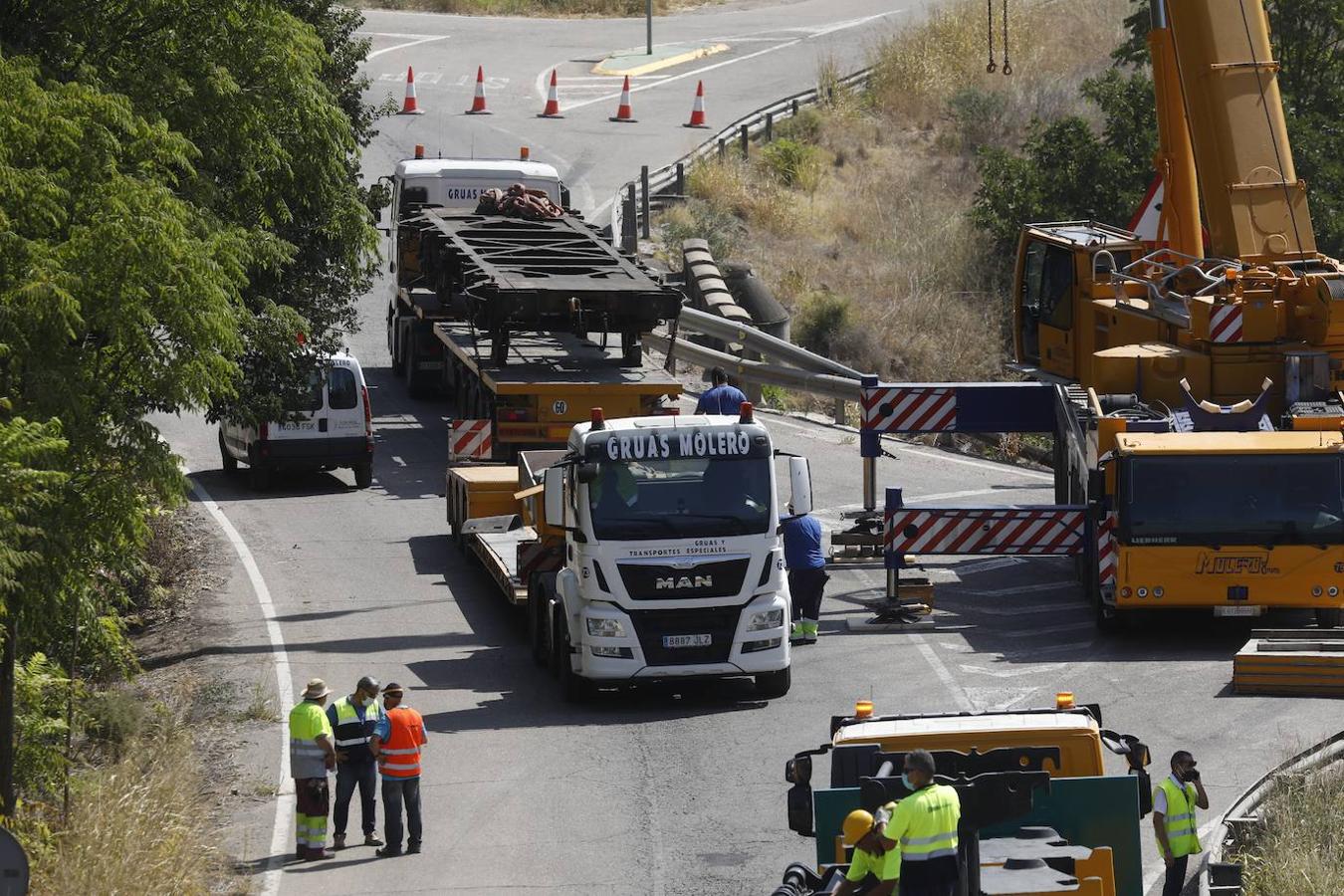 La retirada de los vagones del tren de mercancías en Montoro, en imágenes