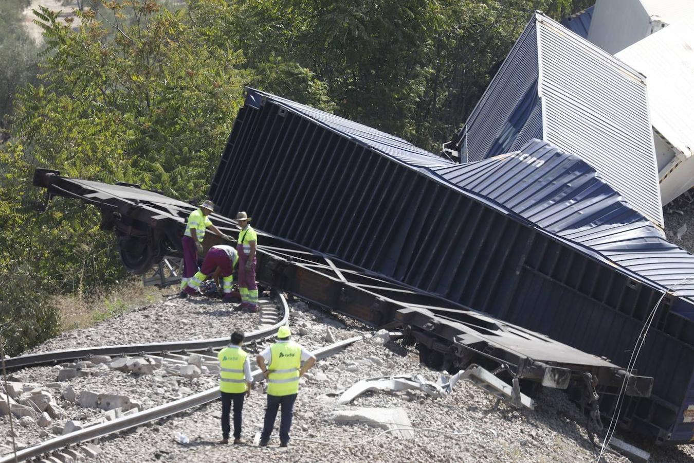 La retirada de los vagones del tren de mercancías en Montoro, en imágenes