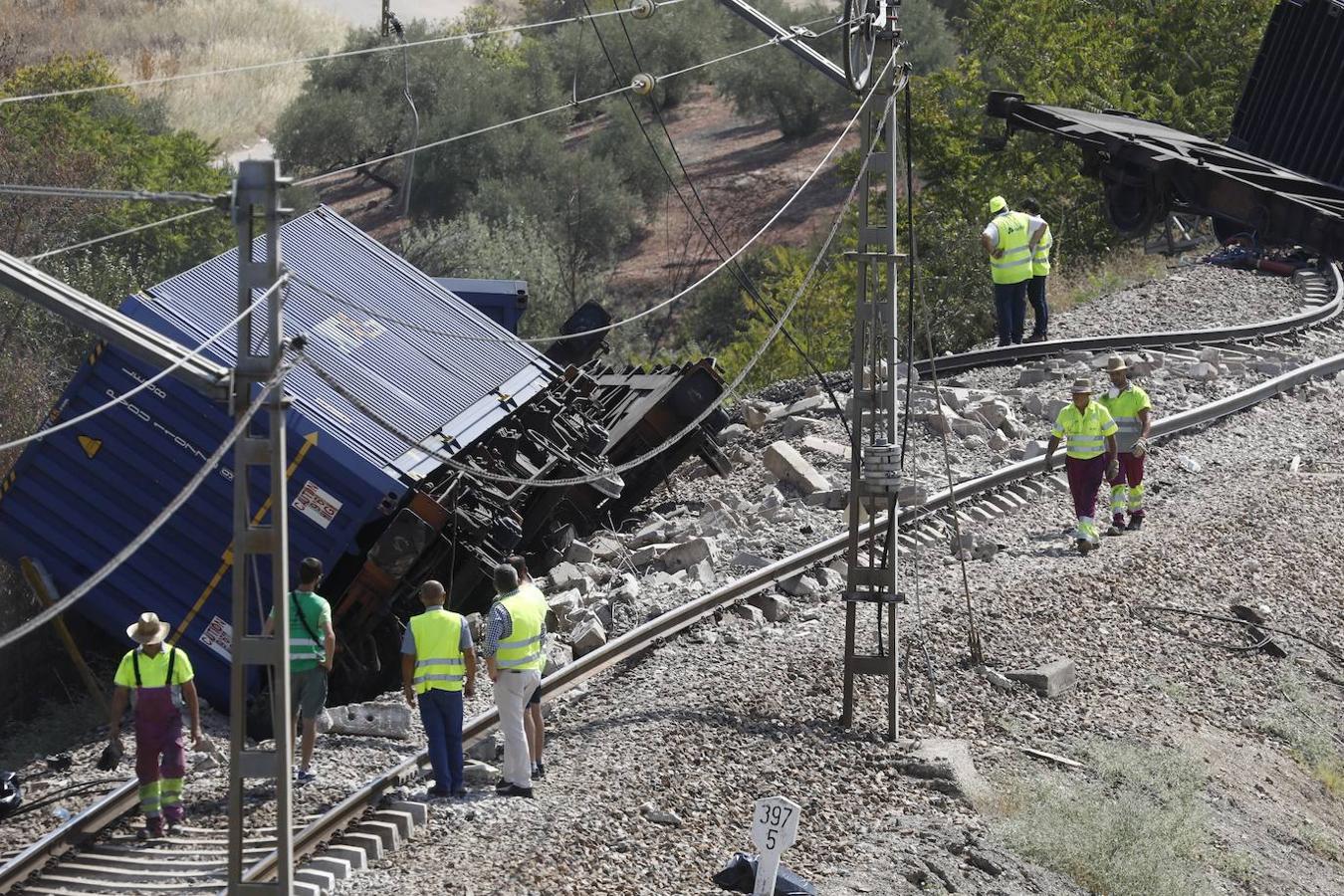 La retirada de los vagones del tren de mercancías en Montoro, en imágenes