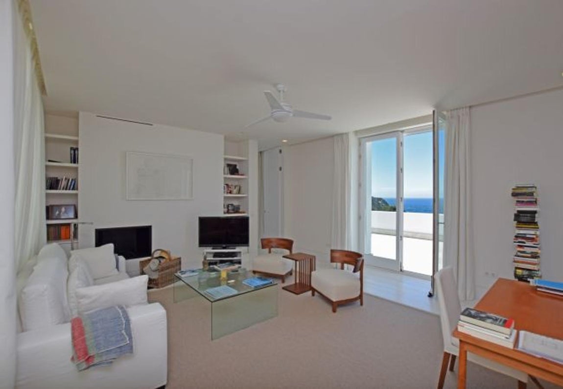 La lujosa villa que Sara Carbonero ha alquilado en Cádiz. En la primera planta se encuentra otra sala de estar que comunica con los dormitorios y una terraza.