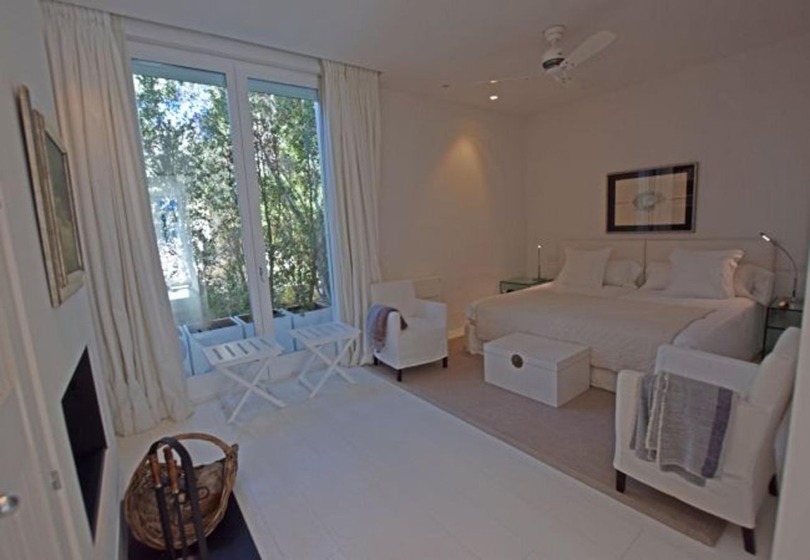 La lujosa villa que Sara Carbonero ha alquilado en Cádiz. La villa tiene cinco dormitorios de tipo suite con su propio baño y terraza, el principal además cuenta con un amplio vestidor.