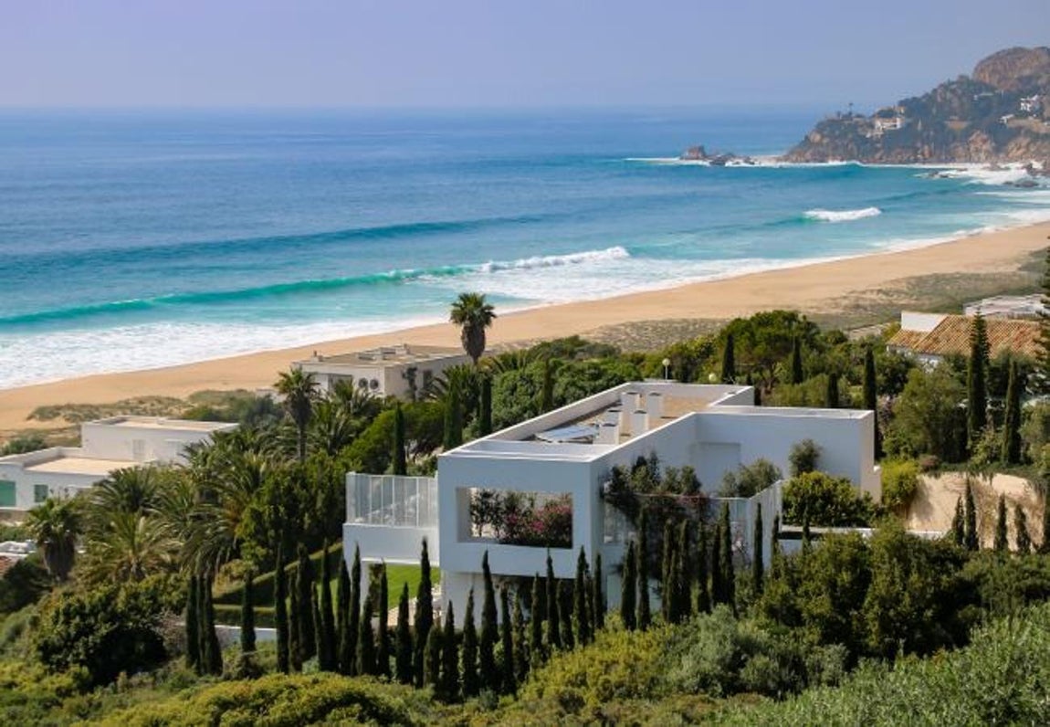 La lujosa villa que Sara Carbonero ha alquilado en Cádiz. Para la ocasión ha alquilado una villa en uno de los montes que rodean el pueblo y que ofrece unas vistas envidiables del mar y la naturaleza. La casa es una de las más lujosas de la zona y reúne todos los requisitos para que pasen el periodo estival rodeadas de todas las comodidades.