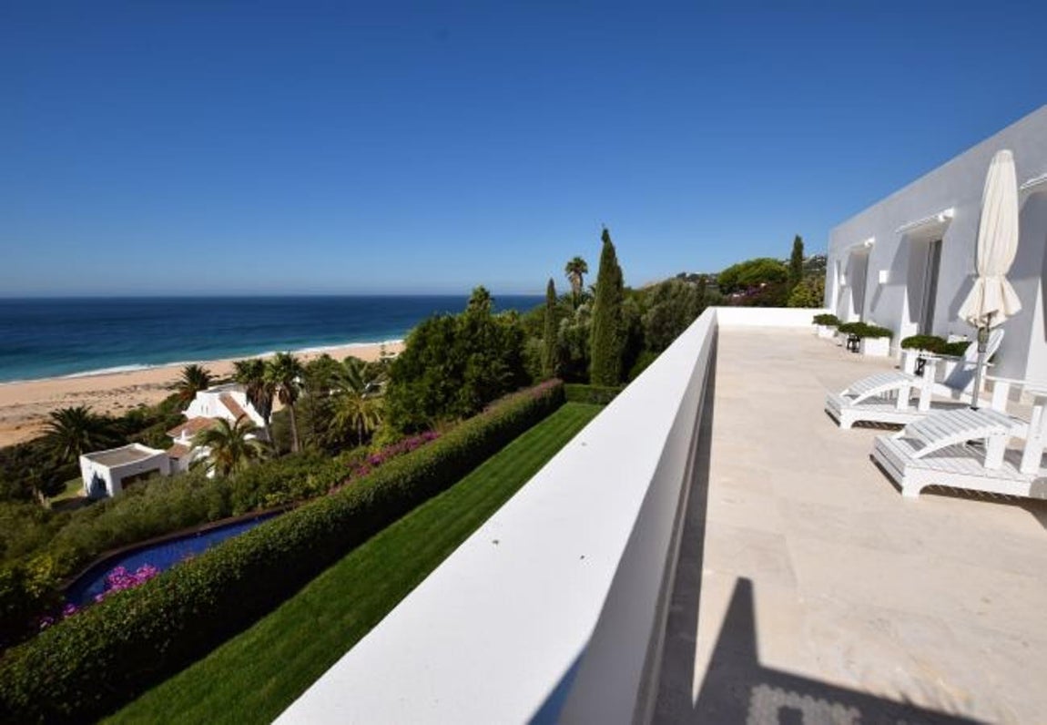 La lujosa villa que Sara Carbonero ha alquilado en Cádiz. Además del jardín principal en el que no falta una piscina de grandes dimensiones, también cuenta con una amplia terraza solarium en la planta superior donde pueden disfrutar de las vistas del Atlántico.