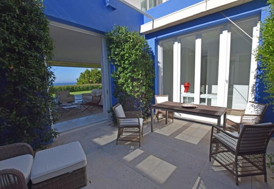 La lujosa villa que Sara Carbonero ha alquilado en Cádiz. Posee también varios patios interiores dotados de sofás y espacios para realizar barbacoas y cenadores.