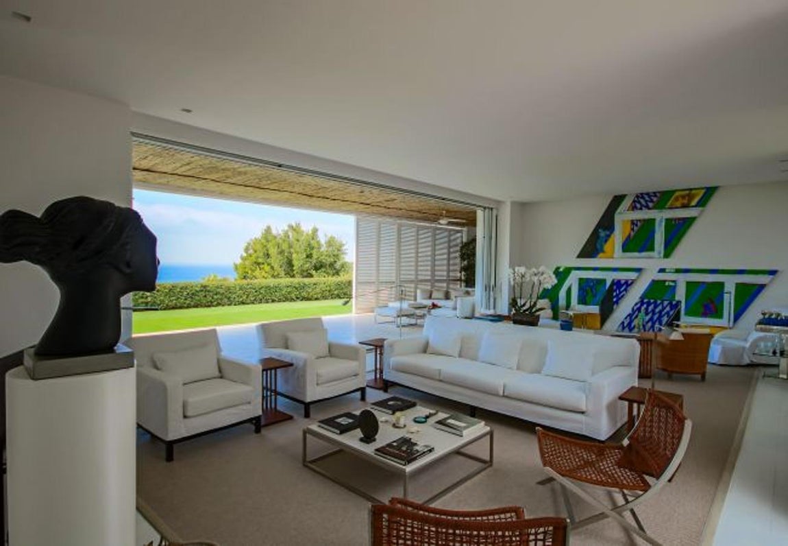 La lujosa villa que Sara Carbonero ha alquilado en Cádiz. La parcela total posee unas dimesiones de 2.512 m2 mientras que la casa cuenta con 586 m2 repartidos en tres plantas. El salón principal comunica con el jardín, y como sucede en el interior, sigue la línea de los blancos con algún detalle en madera, mimbre y metal.