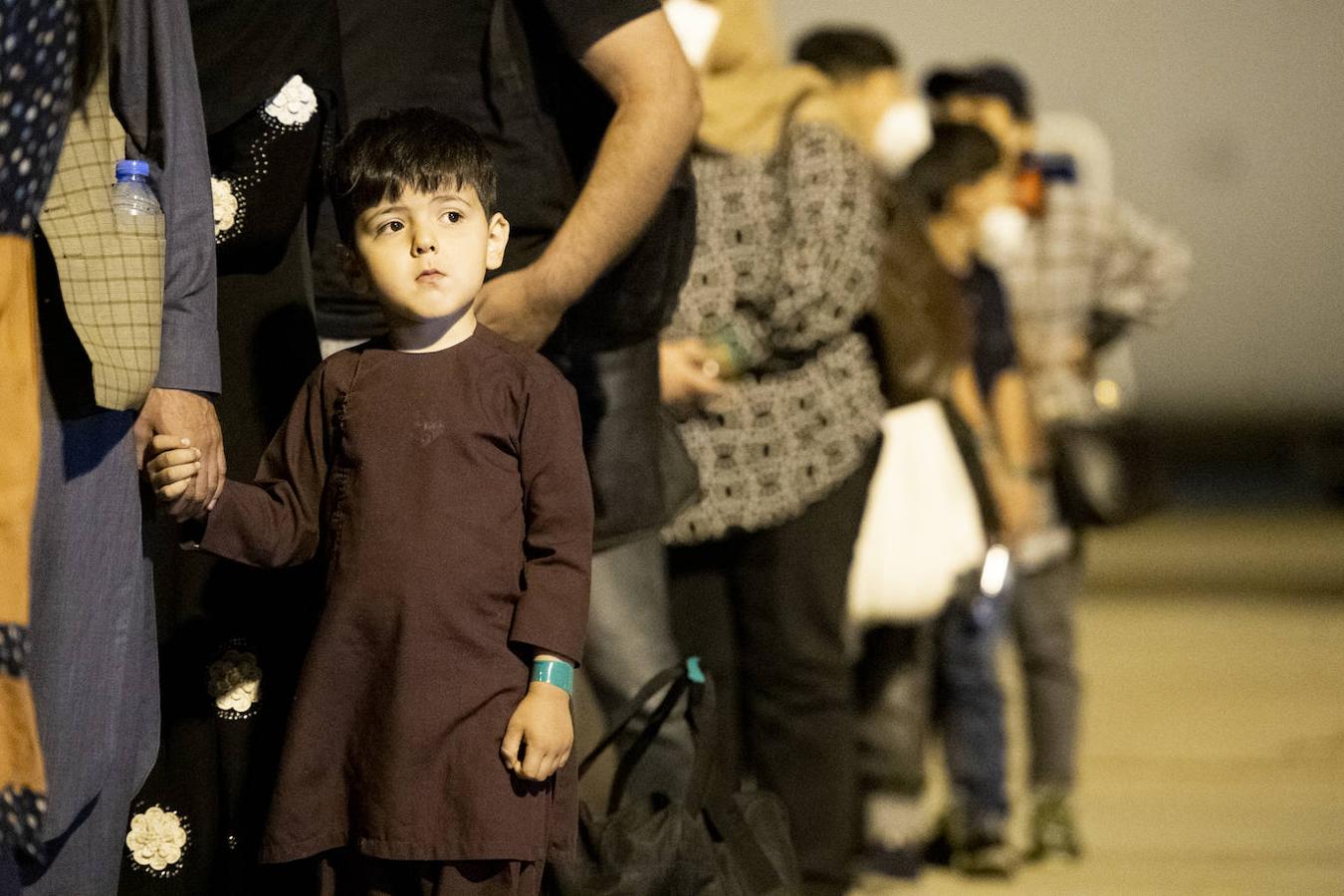 Llegada de colaboradores afganos y personal diplomático a la Base de Torrejón, entre ellos algunos niños.. 