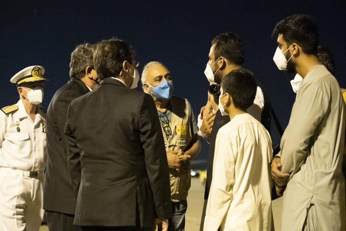 Llegada de colaboradores afganos y personal diplomático a la Base de Torrejón tras en avance de los talibanes sobre Kabul. Han llegado 53 personas, 5 españoles y 48 afganos.. 