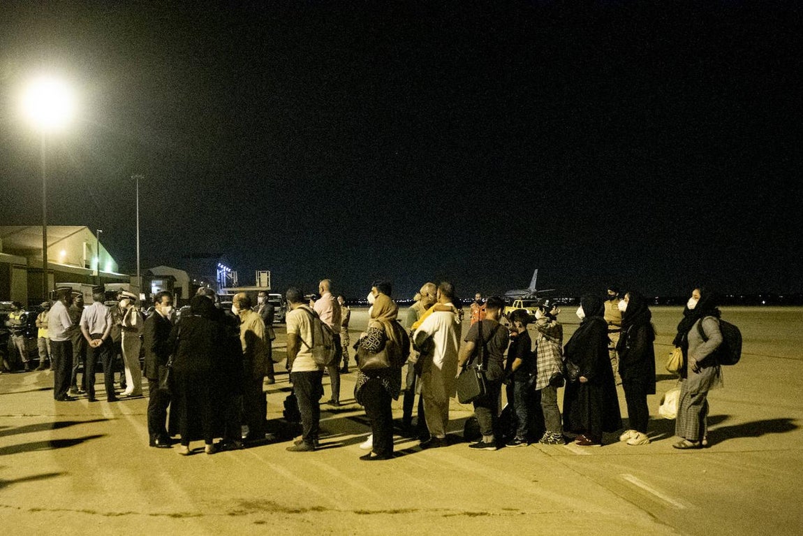 Llegada de colaboradores afganos y personal diplomático a la Base de Torrejón tras en avance de los talibanes sobre Kabul. Han llegado 53 personas, 5 españoles y 48 afganos.. 