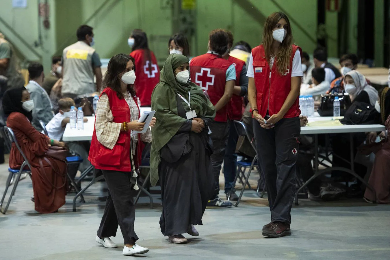 A su llegada, han sido recibidos por personal de Cruz Roja. En la base militar han sido sometidos a un control sanitario por el control de la pandemia.. 