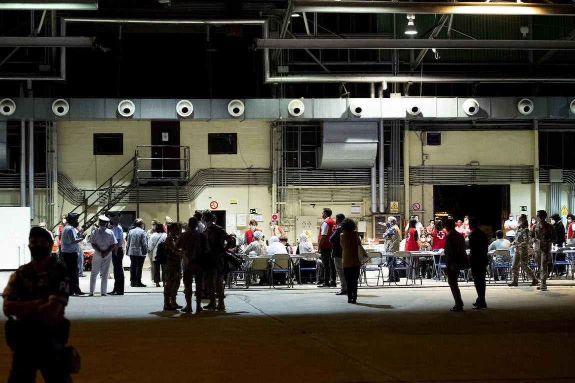 A su llegada, han sido recibidos por personal de Cruz Roja. En la base militar han sido sometidos a un control sanitario por el control de la pandemia.. 