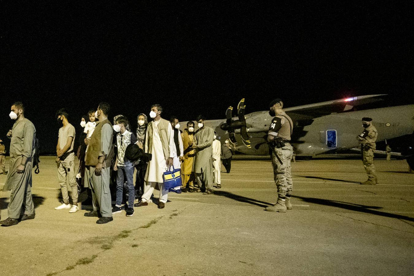 Llegada de colaboradores afganos y personal diplomático a la Base de Torrejón tras en avance de los talibanes sobre Kabul. Han llegado 53 personas, 5 españoles y 48 afganos.. 