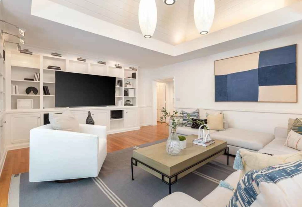 Así es la mansión de Los Feliz de DiCaprio. La primera planta incluye varias salas de estar, un comedor y una sala multimedia que cuenta con estanterías de suelo a techo. En la segunda planta se sitúan las dos suites principales, una de ellas con chimenea y la otra con un vestidor hecho a medida, ambas equipadas con baños tipo spa.