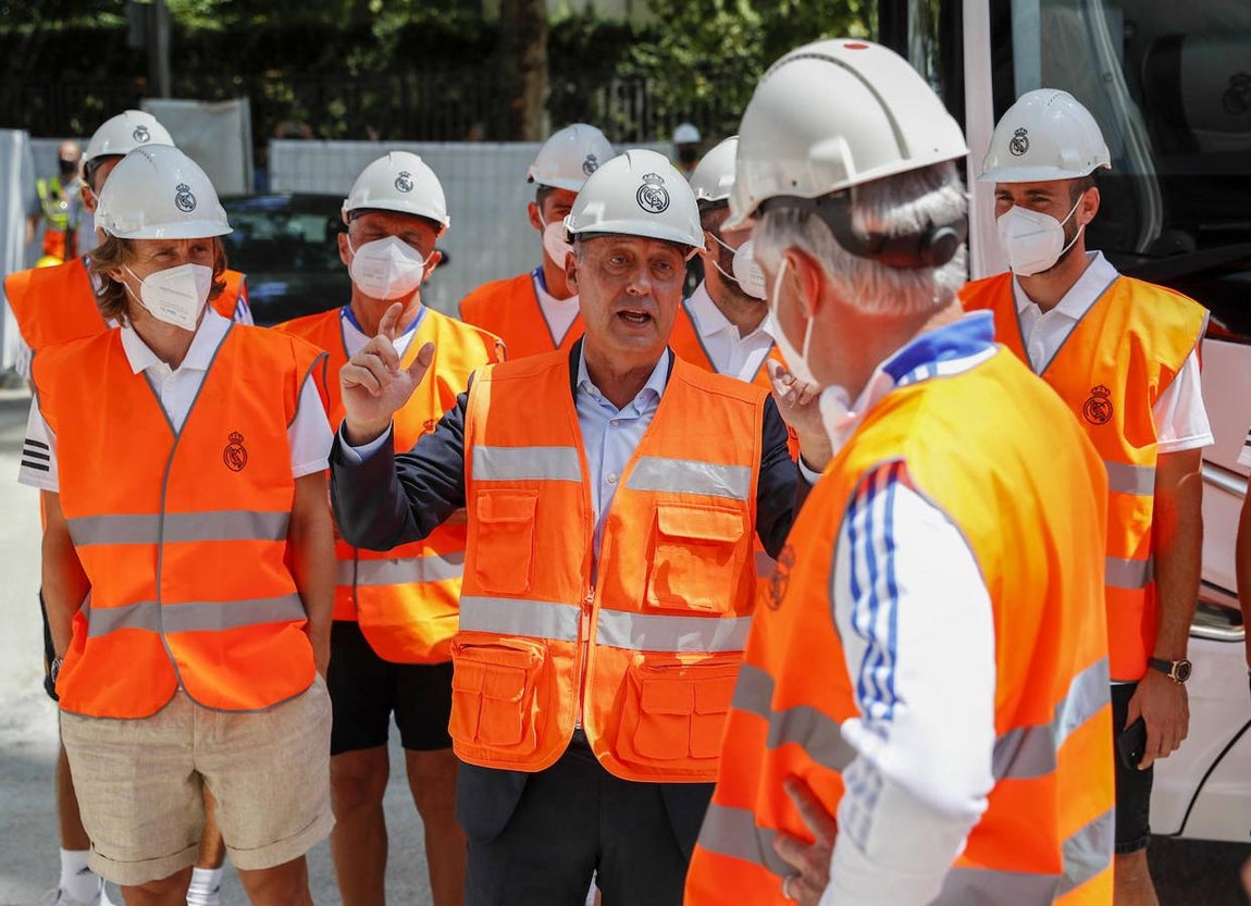 Visita guiada. Los jugadores pasaron por las estancias principales del nuevo Bernabéu acompañados de operarios y los responsables de las obras.