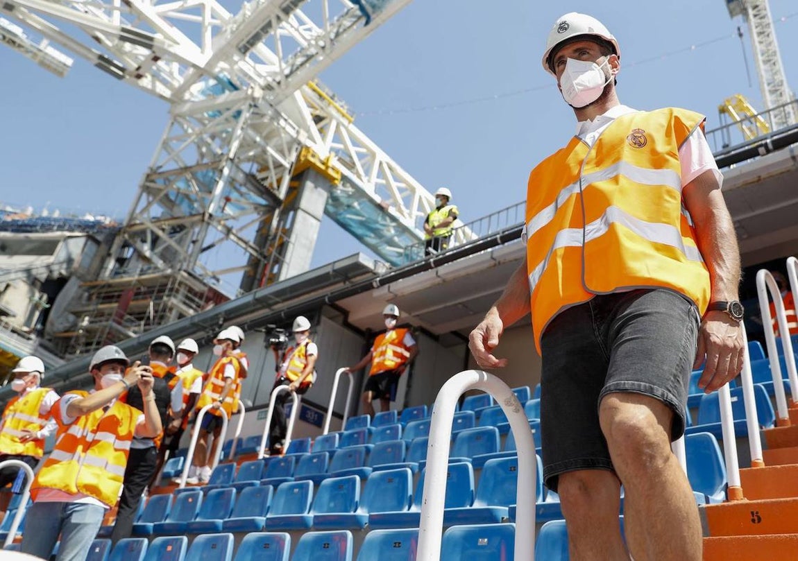 Totalmente equipados. Al aún estar en su fase final de construcción, los futbolistas realizaron la visita equipados en todo momento de cascos y chalecos reflectantes.