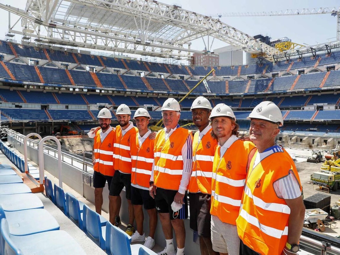 Ancelotti, el líder de la expedición. El italiano, además de mandar desde el banquillo, también guió a sus pupilos durante la visita y posó para las cámaras con la mayoría de ellos.