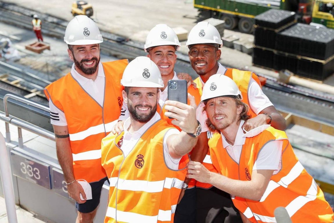 Un recuerdo con el 'novato'. La mayoría con el móvil pegado a la mano en todo momento, los futblistas aprevecharon para sacarse algunas fotos. Nacho, Carvajal, Modric y Lucas acogieron en el encuadre al recién llegado Alaba.