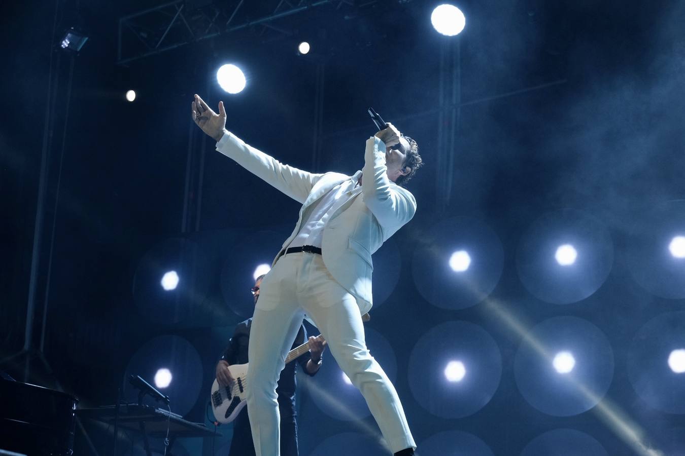 FOTOS: El huracán Bisbal pasa por el Concert Music Festival de Chiclana con un vendaval de ritmo