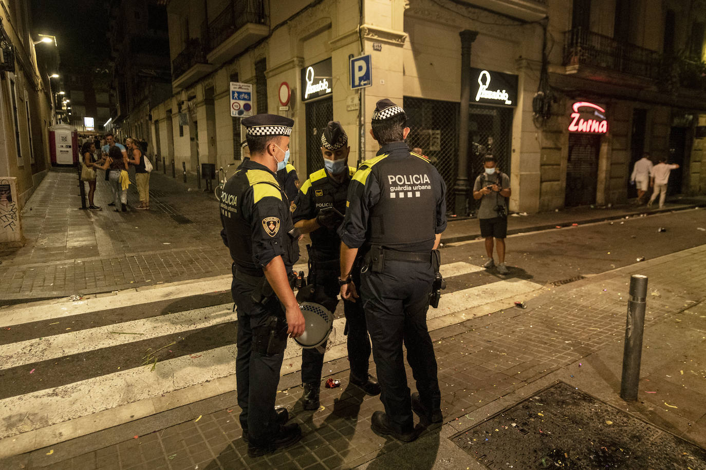 Primera noche sin toque de queda en Barcelona: botellones, aglomeraciones y 4.100 desalojados