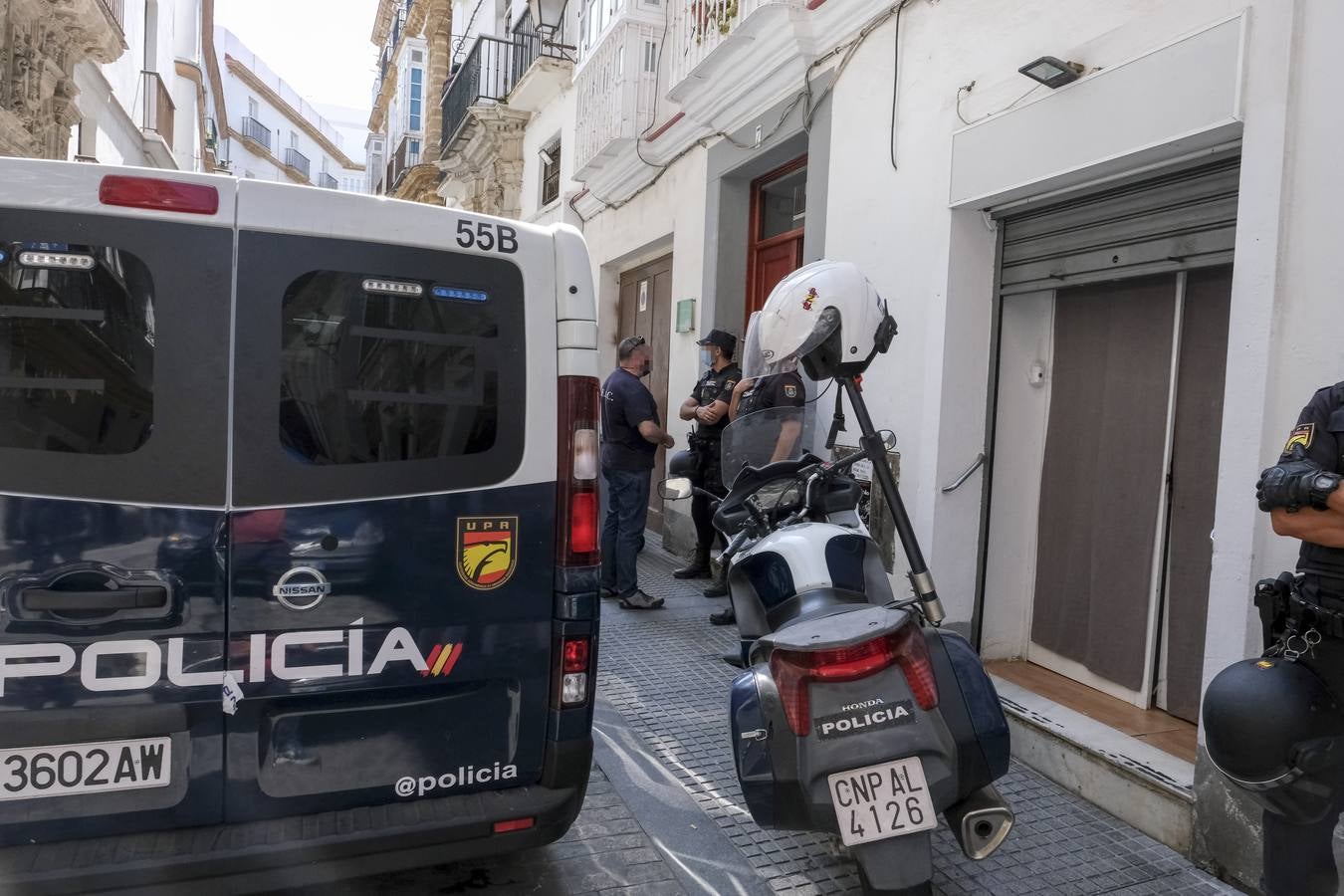 Fotos: La Policía Nacional, en busca de un fugitivo en la calle Sopranis de Cádiz