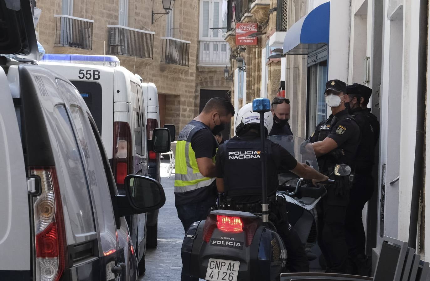 Fotos: La Policía Nacional, en busca de un fugitivo en la calle Sopranis de Cádiz