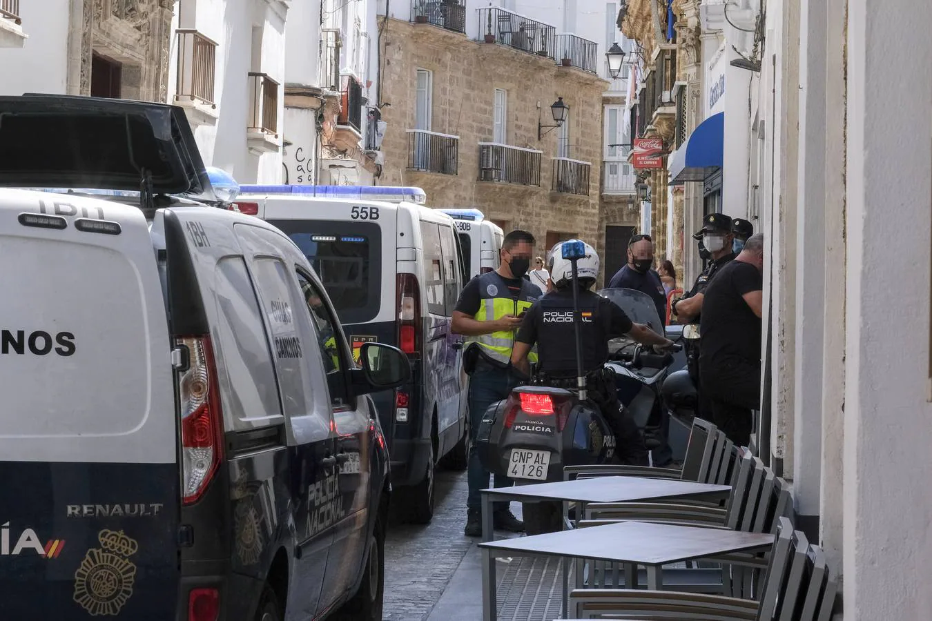 Fotos: La Policía Nacional, en busca de un fugitivo en la calle Sopranis de Cádiz