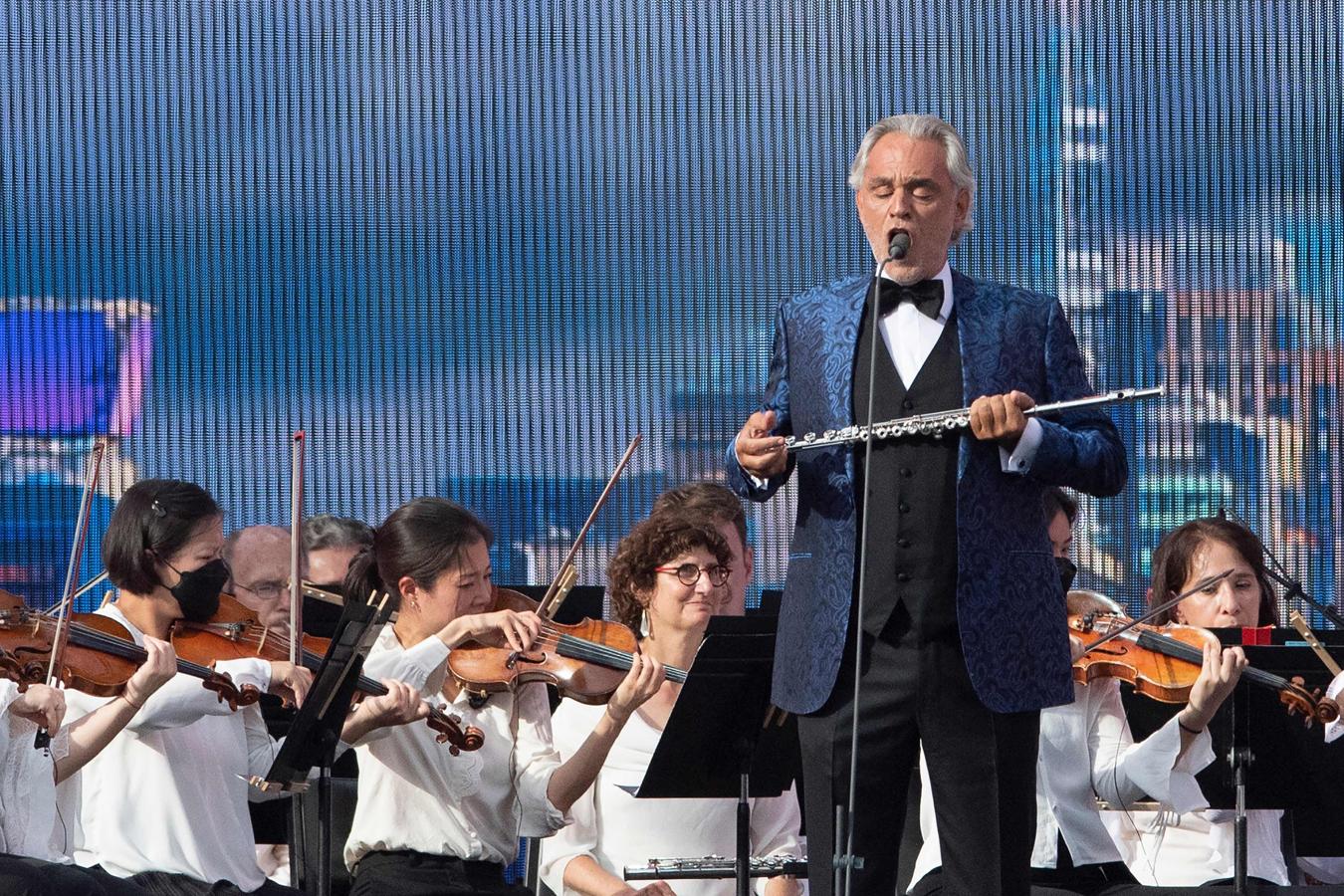 El cantante de ópera italiano Andrea Bocelli, en un momento de su actuación. 