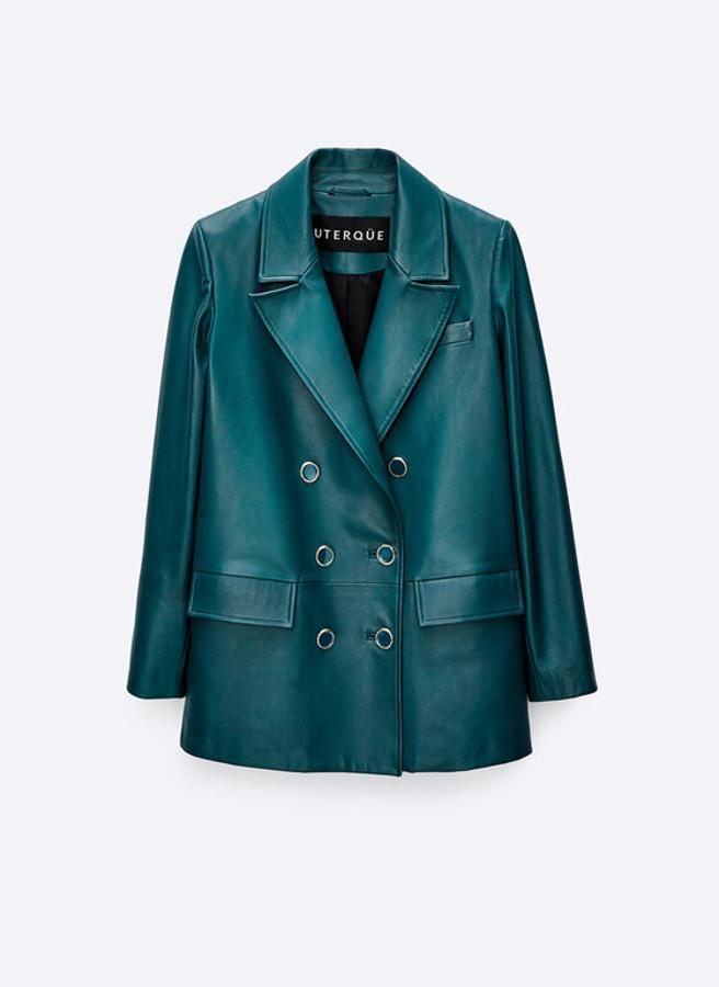 Uterqüe - Los imprescindibles para la vuelta a la ciudad. Americana cruzada de piel, de Uterqüe. Diseño ligeramente oversize con las solapas cruzadas y botones joya en color cerúleo. Precio: 229€.