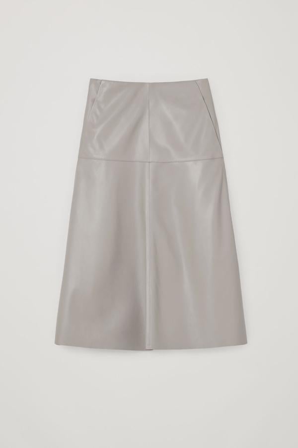 COS - Los imprescindibles para la vuelta a la ciudad. Falda midi de cuero en color hueso, de COS. Un diseño midi con corte trapecio que alargará las piernas y creará un efecto de juna cintura más estrecha, estilizando notablemente la figura. Precio: 290€.